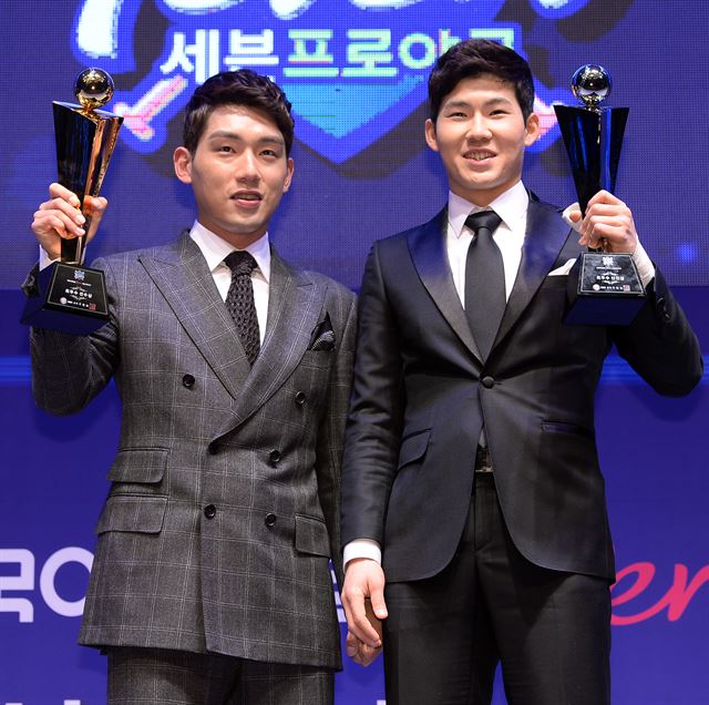 2014 프로야구 정규시즌 최우수선수(MVP)에 선정된 서건창(왼쪽ㆍ넥센)과 최우수 신인상을 차지한 박민우(NC)가 18일 서울 서초구 the K호텔에서 열린 시상식에서 기념 촬영을 하고 있다. 뉴시스