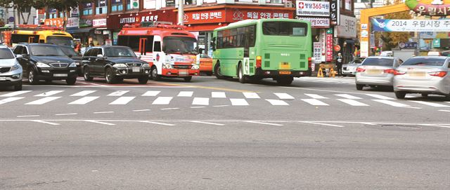 17일 오전 서울 중랑구 우림시장 앞 사거리에서 서울 메트로 버스 한 대가 중랑소방서 지휘 차량 앞으로 진입하며 길을 터주지 않고 있다. 이 날 서울 중랑소방서는 '119 황금시간 목표 달성 소방차 길 터주기' 캠페인 활동의 일환으로 약 20여분간 실제 출동 상황처럼 기동훈련을 벌였다. 중랑소방서 제공