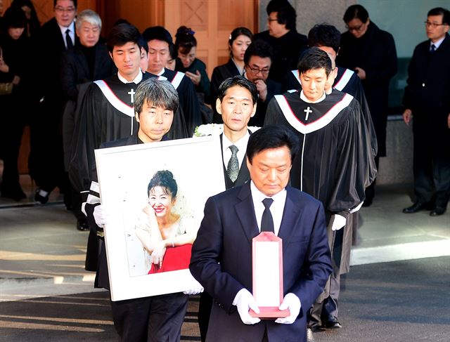 19일 오전 서울 서초구 반포동 서울성모병원 장례식장에서 엄수된 배우 故 김자옥 발인에서 유가족들이 운구를 영구차로 옮기고 있다. 뉴시스