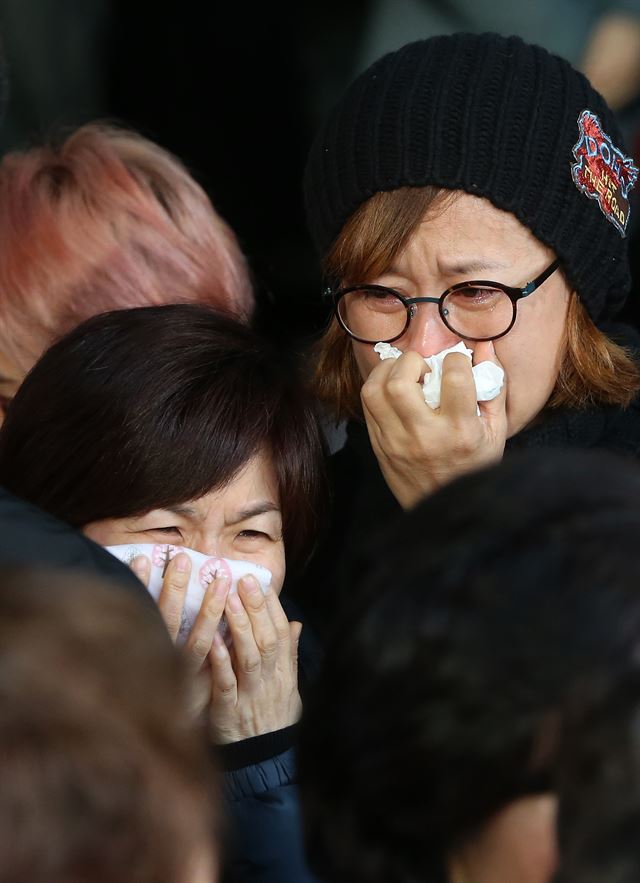 지난 16일 폐암으로 인한 합병증으로 숨진 배우 김자옥의 발인식이 19일 오전 서울 강남성모병원 장례식장에서 엄수된 가운데 개그맨 이성미(왼쪽), 박미선이 오열하고 있다. 연합뉴스