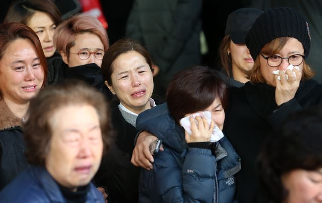 지난 16일 폐암으로 인한 합병증으로 숨진 배우 김자옥의 발인식이 19일 오전 서울 강남성모병원 장례식장에서 엄수된 가운데 개그맨 이경실(왼쪽부터), 송은이, 김지선, 이성미, 박미선이 오열하고 있다. 연합뉴스