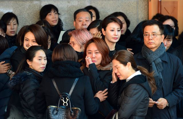 19일 오전 서울 서초구 반포동 서울성모병원 장례식장에서 엄수된 배우 故 김자옥 발인에서 고인의 동료 연예인들이 슬픔에 잠겨 있다. 뉴시스