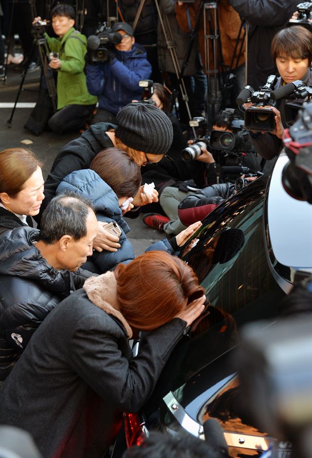 19일 오전 서울 서초구 반포동 서울성모병원 장례식장에서 엄수된 배우 故 김자옥 발인에서 유가족 및 동료 연예인들이 고인의 마지막 가는 길을 지켜 보고 있다. 연합뉴스