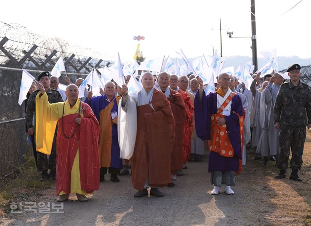 한·중·일 불교우호교류회의에 참석한 3국 불교 지도자들이 19일 오후 경기도 파주 임진각 철책길에서 평화행진을 하고 있다. 한주형 인턴기자(한양대 미디어커뮤니케이션학과 3)