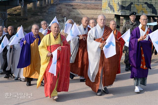 한·중·일 불교우호교류회의에 참석한 3국 불교 지도자들이 19일 오후 경기도 파주 임진각 철책길에서 평화행진을 하고 있다. 한주형 인턴기자(한양대 미디어커뮤니케이션학과 3)