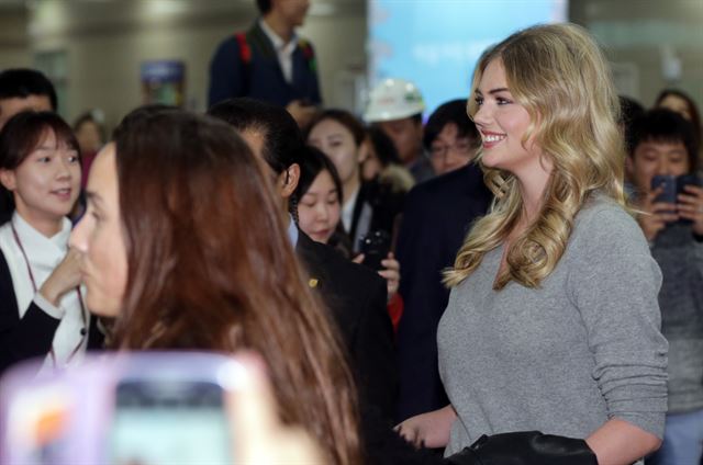 미국 톱모델인 케이트 업튼(22)이 21일 오전 부산 김해공항 입국장을 나서며 팬들에게 눈인사를 하고 있다. 업튼은 방한 기간 부산에서 열리고 있는 지스타와 케이블방송 등에 출연할 예정이다. 연합뉴스