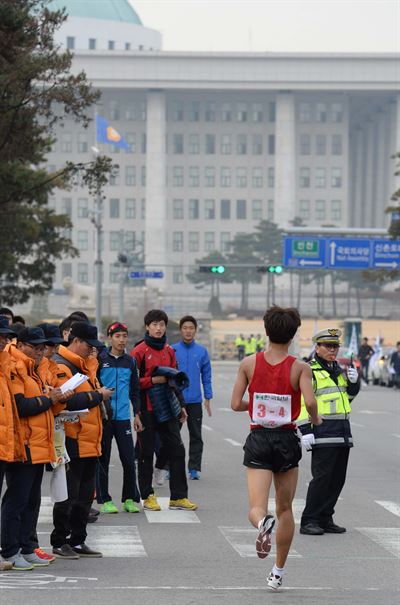 60회 부산~서울 대역전경주대회 6일째인 21일 천안-서울 구간의 결승점인 여의도 국회의사당 앞으로 선수들이 들어서고 있다. 왕태석기자 kingwang@hk.co.kr