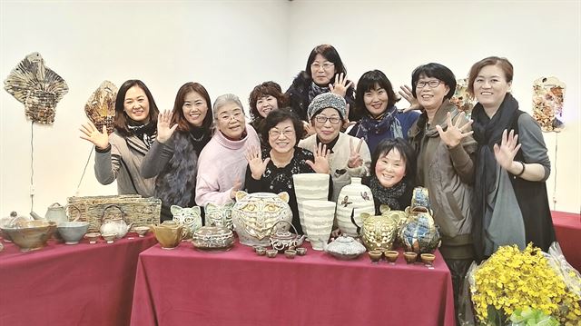 20일 서울 성북구 예술창작터에서 ‘성북 도예 나래 빚다’ 회원들이 각자 작품을 소개하며 포즈를 취하고 있다.