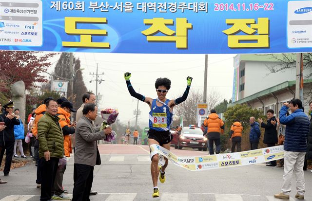 충북 문정기가 제60회 부산~서울 대역전경주대회 마지막 날인 22일 서울~통일촌 대구간 중 제8소구간 판문점~통일촌의 도착점 군내 초등학교 앞을 가장 먼저 골인하고 있다. 파주=왕태석기자 kingwang@hk.co.kr