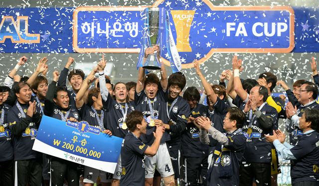 프로축구 성남FC 선수들이 23일 서울 마포구 상암동 서울월드컵경기장에서 열린 2014 하나은행 FA컵 결승전에서 FC서울을 승부차기 끝에 4-2로 물리치고 우승을 차지한 뒤 트로피를 들고 환호하고 있다. 뉴시스