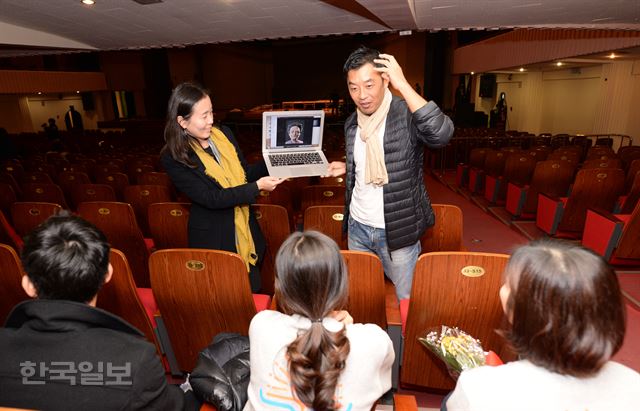 21일 저녁 재일교포 영화감독 에지 한 슈미츠씨가 북한 인권 관련 애니메이션 영화 '북한'(가제)의 더빙을 의뢰할 탈북 학생들과 이야기를 하고 있다. 홍인기기자 hongik@hk.co.kr