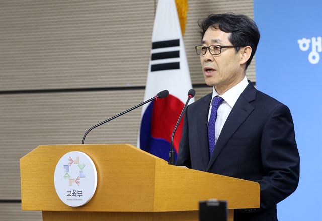 김성훈 한국교육과정평가원장이 24일 오전 정부세종청사 공용브리핑룸에서 열린 2015 수능 최종 정답 발표 및 이의신청 심사 결과 브리핑에서 작년에 이어 또다시 오류가 반복된 것에 대해 국민께 사과하고 있다. 이날 한국교육과정평가원은 영어 25번 문항과 생명과학Ⅱ 8번 문항에 대해 복수정답을 인정했다. 연합뉴스