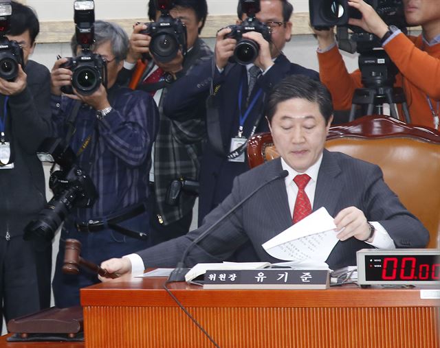 유기준 국회 외교통일위원회 위원장이 24일 국회 외교통일위원회 전체회의에서 북한인권법을 상정하고 있다. 연합뉴스