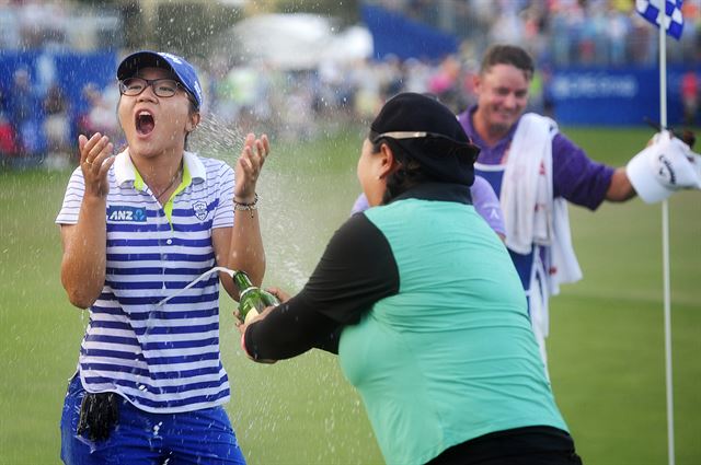 리디아 고가 24일 미국 플로리다주 네이플스 티뷰론 골프장에서 열린 미국여자프로골프(LPGA) 투어 CME그룹 투어 챔피언십 마지막 날 4차 연장 끝에 우승을 차지한 뒤 크리스티나 김의 샴페인 세례를 받으며 즐거워하고 있다. 네이플스=AP 연합뉴스