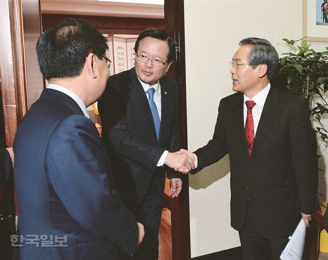 정의화(가운데) 국회의장이 24일 국회 의장실에서 우윤근(오른쪽) 새정치민주연합 원내대표, 백재현 정책위의장과 내년도 예산안 처리와 관련한 면담을 마친 뒤 악수하고 있다. 오대근기자 inliner@hk.co.kr