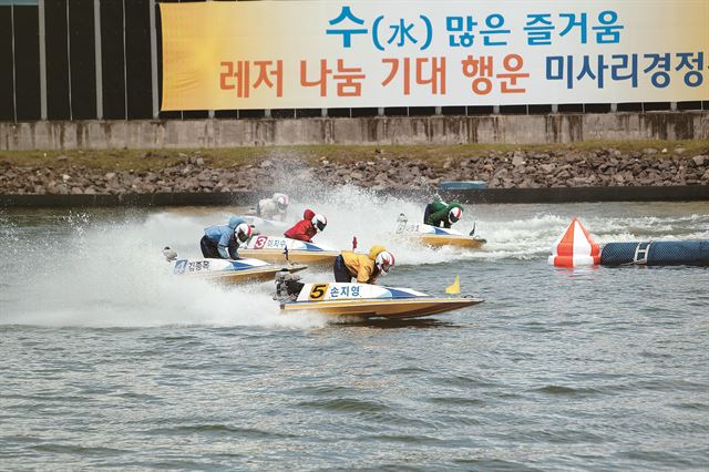 지난해 열린 경정 여왕전에서 손지영 등이 선두다툼을 벌이고 있다. 국민체육진흥공단 제공/2014-11-25(한국스포츠)