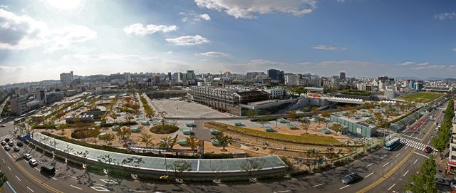 광주 동구 옛 전남도청 부지에 건립된 국립아시아문화전당 전경. 최근 준공검사를 마친 문화전당은 내년 9월 정식 개관을 앞두고 5·18민주광장과 옥상정원 등을 시민들에게 개방했다. 아시아문화개발원 제공