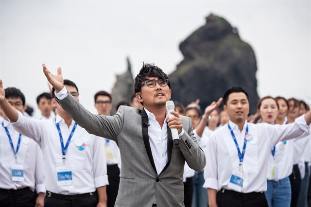 독도에서 '위드유'와 합창 중인 이승철. 진앤원뮤직웍스 제공