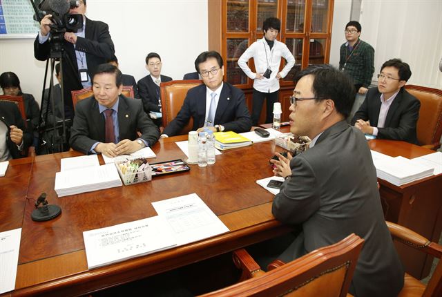 국회 정무위원회 법안심사소위 야당 간사인 새정치민주연합 김기식 의원이 26일 오전 국회에서 법안심사와 관련해 야당 입장을 밝히고 있다. 한편 새정치민주연합은 이날 누리과정 예산 파행과 관련해 전 상임위 논의를 잠정 보류했다. 연합뉴스