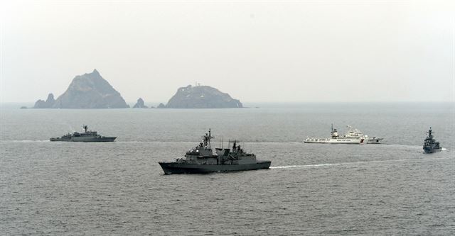 24일 오후 독도 인근 해상에서 해군 함정들이 독도 방어훈련을 실시하고 있다. 해군은 이날 훈련에 3,200t급 구축함 양만춘함 등 함정 7척과 해양경비안전본부 경비함정 1척, 독도경비대 등이 참가했다고 밝혔다. 해군 제공