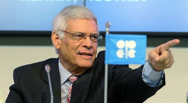 [OPEC, 감산보류-쿼터 유지로 유가 전쟁 선전포고] 압달라 엘 바드리 OPEC 사무총장이 27일(현지시간) 오스트리아 빈에서 열린 석유수출국기구(OPEC) 12개 회원국 각료회의를 마친 후 기자회견을 하고 있다. 석유수출국기구(OPEC)가 감산을 보류하고 기존 시장공급 할당량(쿼터)을 준수하기로 결정했다. 빈=AP 연합뉴스