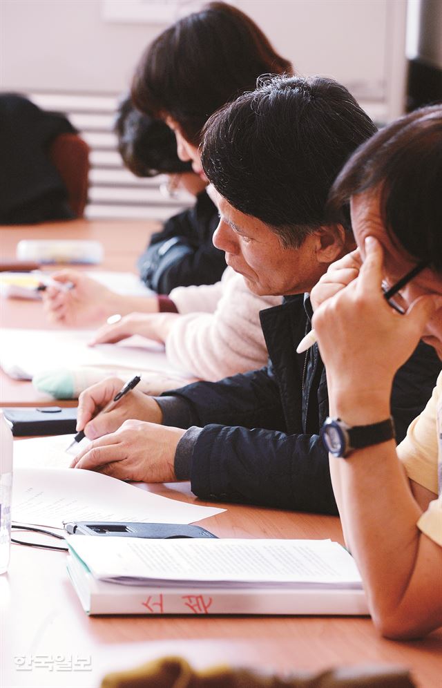 나이가 들었어도 작가 되기를 꿈꾸는 영원한 문청들이 지난 20일 서울 남산도서관에서 열린 소설창작수업을 듣고 있다. 신상순선임기자ssshin@hk.co.kr