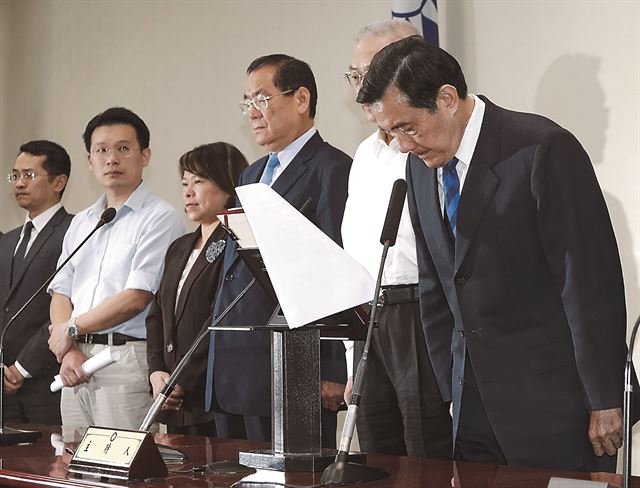 마잉주(오른쪽) 대만 총통이 29일 타이베이의 국민당 중앙선거본부에서 기자회견을 열고 이날 치러진 지방선거의 결과를 겸허히 받아들이겠다고 밝히며 고개 숙여 인사하고 있다. 타이베이=로이터 연합뉴스