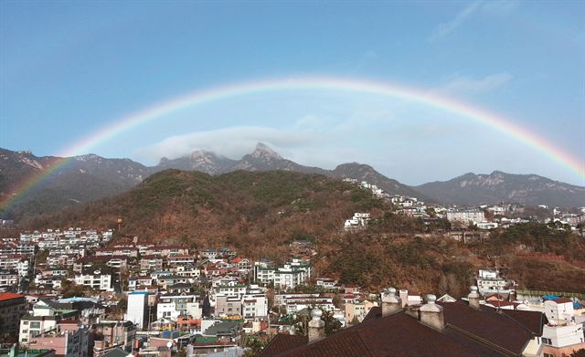 겨울비가 내린 뒤 맑게 갠 30일 오후 서울 하늘에 무지개가 걸렸다. 기상청은 12월 첫날부터 전국의 눈 소식과 한파를 예보했다. 연합뉴스