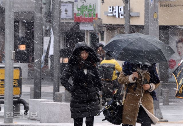 눈이 내린 12월 첫 날 서울 종로구 인사동사거리에서 출근길 시민들이 발걸음을 재촉하고 있다. 김주영기자 will@hk.co.kr