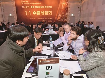 생수 설비를 도입하려는 알제리 기업 바이어(오른쪽)가 2일 서울 삼성동 인터컨티넨탈 코엑스호텔에서 한국 기업인들과 상담하고 있다. KOTRA 제공