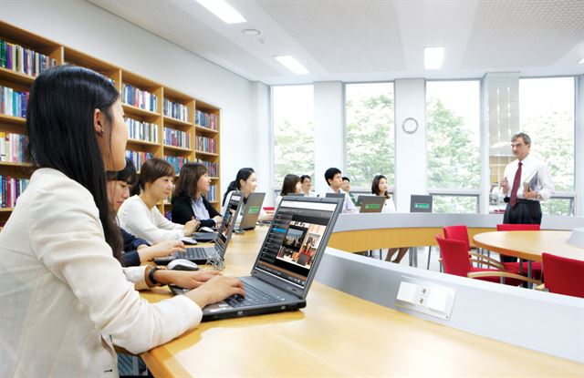 사이버대는 온라인과 오프라인이 결합된 창의적인 교육과정을 제공해 각광받고 있다. 오프라인 캠퍼스에 마련된 강의실에서 수업에 참가하고 있는 사이버대 학생들의 모습.