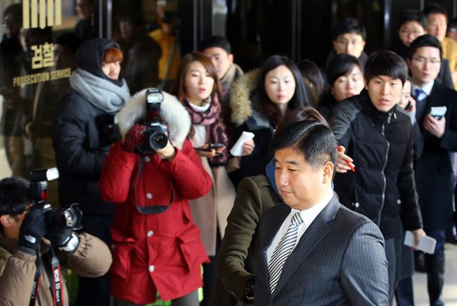 정윤회씨 국정개입에 관한 청와대 내부 문건의 유출 의혹을 받고 있는 박관천 경정이 4일 오전 조사를 받기 위해 서초동 서울중앙지검에 출석하고 있다. 연합뉴스