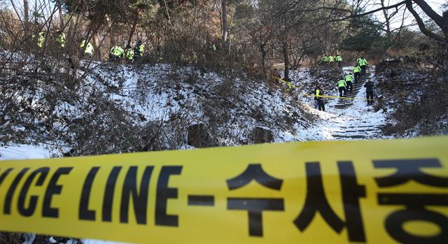 토막난 시신 일부로 추정되는 물체가 발견된 경기도 수원시 팔달구 팔달산 등산로 일대에서 5일 오전 경찰 병력들이 추가 수색 작업을 벌이고 있다. 연합뉴스