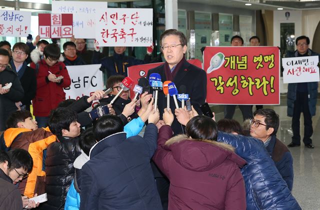 성남FC 구단주인 이재명 성남시장이 5일 오전 서울 신문로 축구회관에서 한국프로축구연맹이 개최한 상벌위원회에 참석하기에 앞서 취재진에게 입장을 밝히고 있다. 이재명 성남 구단주는 SNS를 통해 성남이 올해 K리그 클래식에서 오심 피해를 봤다고 주장해 논란을 일으킨 바 있으며, 이에 대해 연맹은 "소셜네트워크서비스(SNS) 발언으로 인한 K리그 명예 실추가 성남의 규정 위반 내용"이라며 이날 상벌위원회를 열었다. 연합뉴스