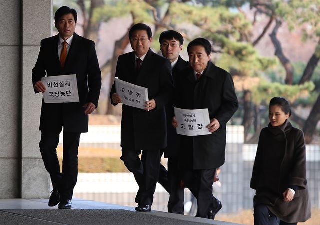 7일 오후 서울 서초동 중앙지검에서 새정치연합 비선실세국정농단 진상조사단이 고발장을 들고 안으로 들어서고 있다. 이날 이들은 비선실세 정치개입 논란을 불러일으킨 이른바 '정윤회-십상시(十常侍)'로 지목된 청와대 내 비서관 및 행정관 등을 공무상 기밀 누설과 직권 남용 등 혐의로 검찰에 고발했다. 왼쪽부터 새정연 김민기 의원, 박범계 의원, 박수현 의원. 연합뉴스