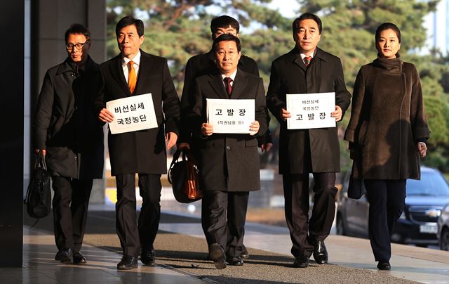 7일 오후 서울 서초동 중앙지검에서 새정치연합 비선실세국정농단 진상조사단이 고발장을 들고 안으로 들어서고 있다. 이날 이들은 비선실세 정치개입 논란을 불러일으킨 이른바 '정윤회-십상시(十常侍)'로 지목된 청와대 내 비서관 및 행정관 등을 공무상 기밀 누설과 직권 남용 등 혐의로 검찰에 고발했다. 왼쪽 두번째부터 새정연 김민기 의원, 박범계 의원, 박수현 의원. 연합뉴스