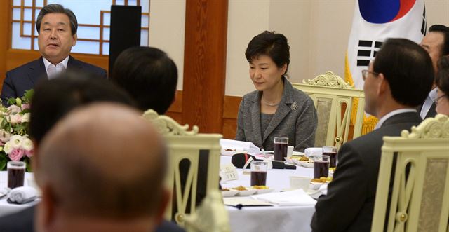 박근혜 대통령이 7일 오후 청와대에서 열린 새누리당 지도부 및 예산결산특별위원회 위원 오찬에 참석해 생각에 잠겨 있다. 뉴시스