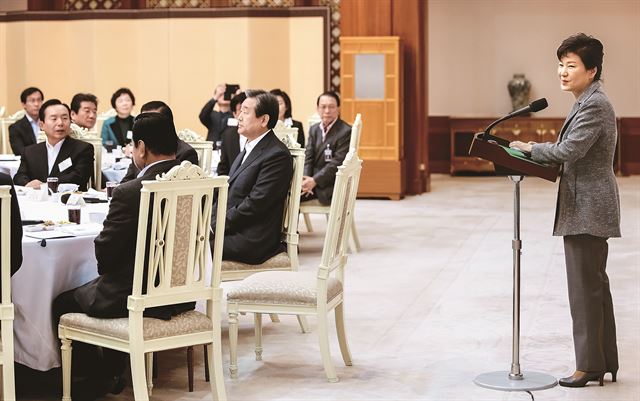 박근혜 대통령이 7일 청와대에서 새누리당 지도부 및 당 소속 예산결산특위 위원들과 가진 오찬 회동에서 인사말을 하고 있다. 청와대사진기자단