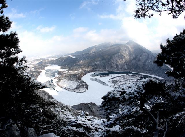 충북 괴산군 칠성면 산막이 옛길의 등잔봉에서 바라본 괴산호 설경. 괴산군 제공