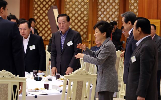 박근혜 대통령이 7일 청와대에서 열린 새누리당 지도부 및 예산결산특별위원회 특별 오찬에서 자리에 앉으며 참석자들에게도 착석을 권하고 있다. 한국일보 자료사진