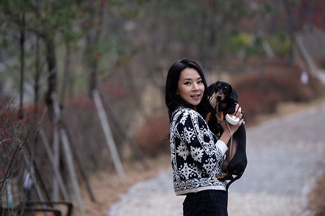 여가가 생기면 곽정은은 반려견 ‘쿠니’와 함께 집 인근 매봉산공원을 산책하기도 한다. 김주영 기자 will@hk.co.kr