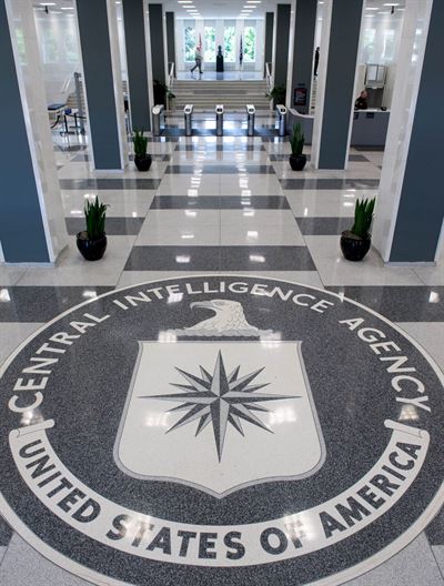 미국 버지니아주 랭글리에 있는 미 중앙정보국(CIA)본부 건물 복도에 CIA 문장이 새겨져 있다. 미국 상원 정보위원회는 CIA가 2001년 9·11 테러 이후 테러용의자들을 심문하며 고문을 했다는 조사보고서를 9일 발표키로 해 미 정가의 충돌을 예고했다. 랭글리=AFP연합뉴스