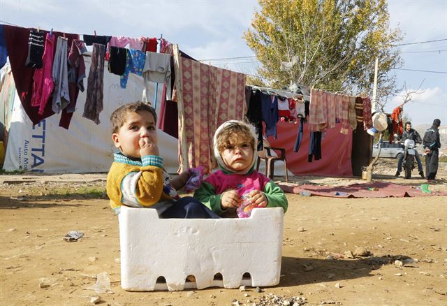 [유엔, 내년 난민 등에 18조3천억원 지원] 유엔과 유엔난민기구(UNHCR) 등 국제기구들이 내년에 전 세계 취약계층에 164억 달러를 지원하는 2015년 국제 인도주의적 지원 계획을 발표한 가운데, 8일(현지시간) 레바논 베카 밸리에 있는 시리아 난민촌에서 시리아 난민 어린이들이 상자안에 들어가 놀고 있다. 로이터 연합뉴스