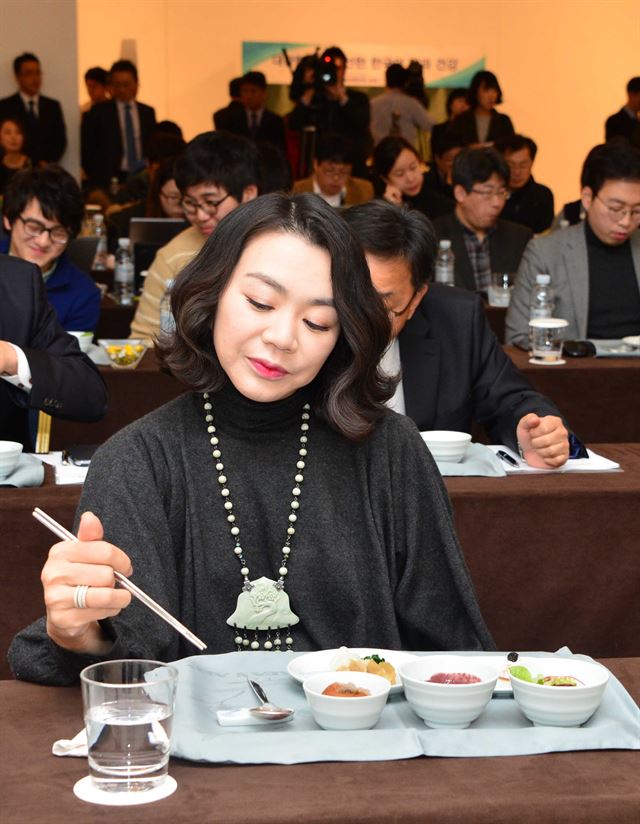 '땅콩 리턴' 파문을 일으킨 조현아 대한항공 부사장의 퇴진 의사를 조양호 한진그룹 회장이 수용했다. 사진은 작년 12월11일 서울 중구 대한항공에서 열린 '대한항공이 새롭게 선보이는 한국의 맛과 건강-신규 한식 런칭' 행사에서 조현아 부사장이 새 기내식을 맛보는 모습. 뉴시스