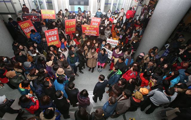 전북도 어린이집연합회 소속 회원 500여명이 10일 전북도의회 1층 로비에서 집회를 열고 "내년도 누리과정 예산이 편성되지 않는다면 16일부터 3일간 한시적으로 집단 휴원하겠다"고 밝히고 있다. 연합뉴스