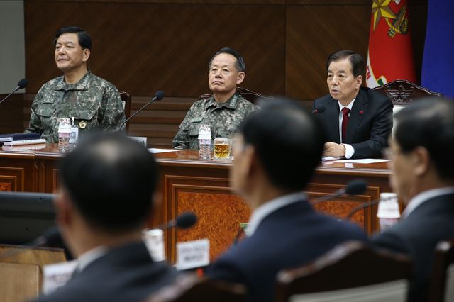 10일 오후 서울 용산 국방부에서 열린 전군주요지휘관회의에서 한민구 국방장관이 모두발언을 하고 있다. 연합뉴스