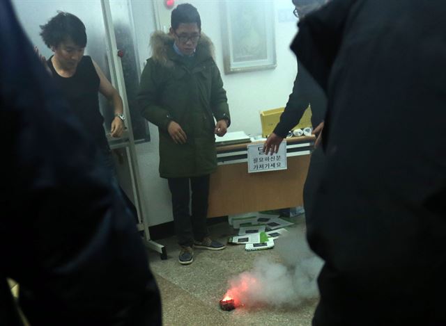 재미동포 신은미씨와 황선 전 민주노동당 부대변인이 진행하는 토크 콘서트에서 10대 학생이 인화물질에 불을 붙인 뒤 투척해 관객들이 대피하는 소동이 벌어졌다. 10일 오후 8시 20분께 전북 익산시 신동성당에서 열린 신은미·황선 씨의 토크 콘서트에서 고교 3학년생 A(18)군이 인화성 물질이 든 냄비를 가방 안에서 꺼내 불을 붙인 뒤 연단 쪽으로 향하다가 다른 관객에 의해 제지됐다. 이 사고로 관객 200여명이 긴급 대피했다. 연합뉴스