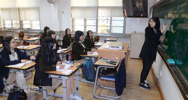 서울 망우 1동 영란여중 학생들이 삼성이 후원하는 방과후 교실인 드림클래스에 참가해 대학생 교사인 권나영씨에게 수학 수업을 받고 있다. 홍인기기자 hongik@hk.co.kr