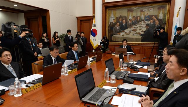 이주열 한국은행 총재가 11일 오전 서울 중구 한은 본관에서 금융통화위원회 본회의를 주재하고 있다. 연합뉴스