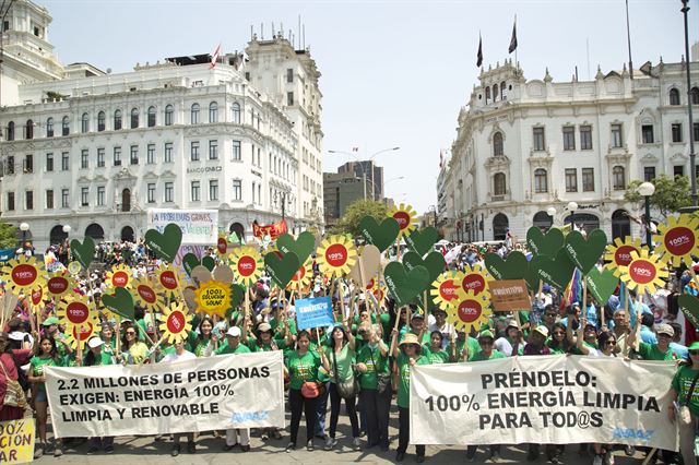 제20차 유엔기후변화협약 당사국총회(UNFCCC COP 20)가 열리고 있는 페루 리마에서 10일(현지시간) [사람들의 기후 행진]이 열린 가운데, 시위자들이 2050년까지 지구를 100% 청정 에너지화하도록 합의할 것을 촉구하고 있다. 리마=AP 연합뉴스